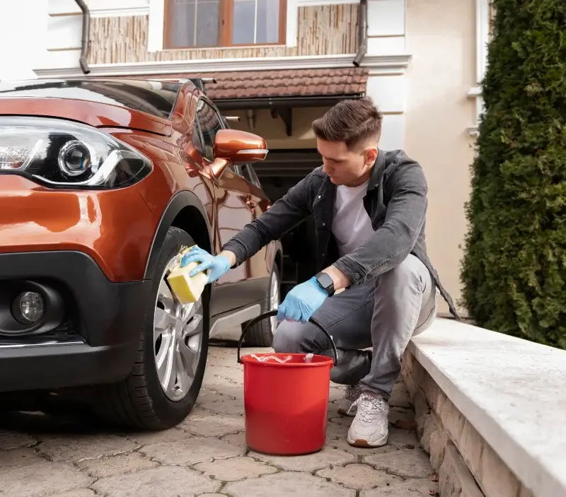 Lavage auto à domicile Saint-Pierre-du-Champ : professionnel intervenant sur un véhicule